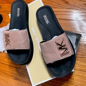 - ꜱᴀɴᴅᴀʟꜱ ᴘʟᴀᴛꜰᴏʀᴍ ,  ʙʀᴀɴᴅ : ᴍɪᴄʜᴀᴇʟ ᴋᴏʀꜱ , ꜱɪᴢᴇ : 7 , ᴄᴏʟᴏʀ : ʀᴏꜱᴇ ɢᴏʟᴅ